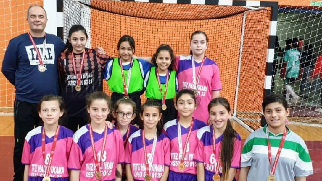 Mehmet Akif Ersoy Ortaokulu Hentbol Takımı Şampiyon Oldu