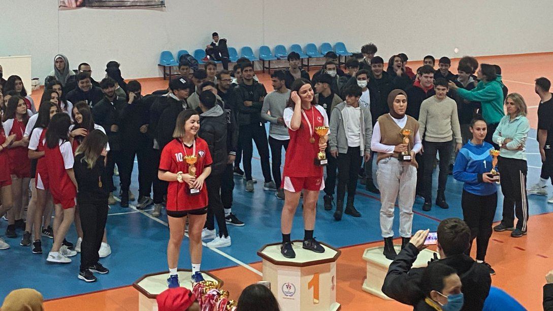 Muratlı Anadolu Lisesi , Liseler arası Genç kızlar hentbol İl birincisi oldu.