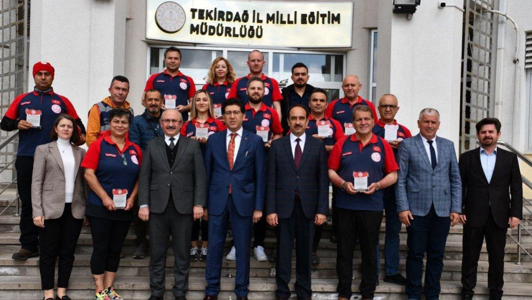Bakan Özer'den Tekirdağ MEB AKUB ekibine plaket.
