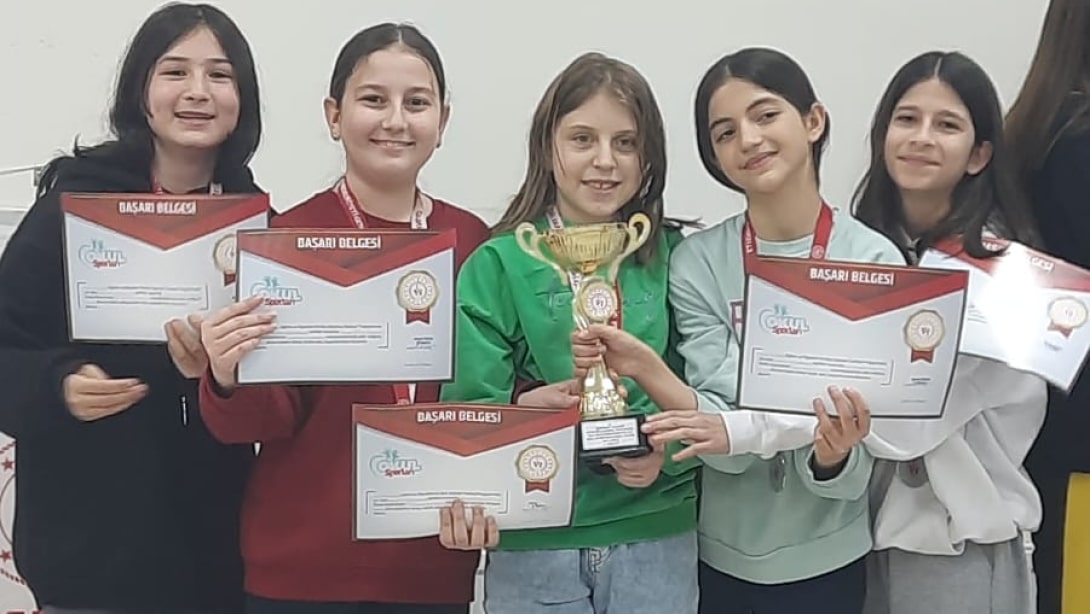 MİTHATPAŞA ORTAOKULU KÜÇÜK KIZLAR SATRANÇ İL İKİNCİSİ