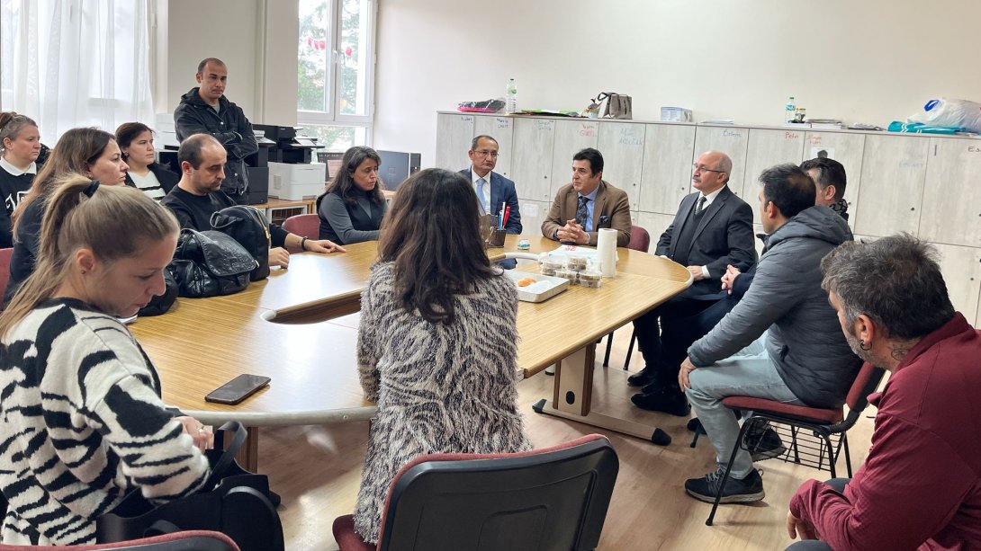 Tekirdağ İl Milli Eğitim Müdürümüz Dr.Abdülaziz YENİYOL  İlçemiz Hasan Orhan İlk/Ortaokulu Öğretmenlerine Taziye Ziyaretinde Bulundu. 